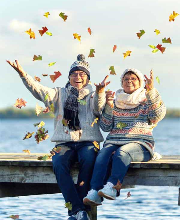 buntes Herbstlaub werfen, Senioren am Steg