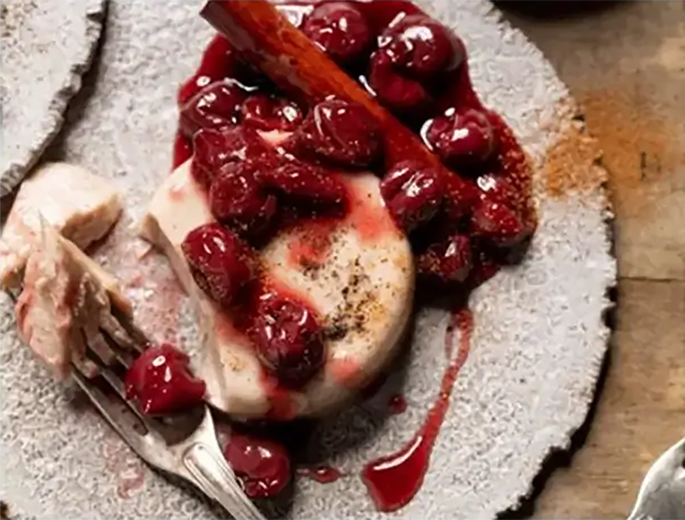 Panna Cotta mit hei&szlig;en Kirschen