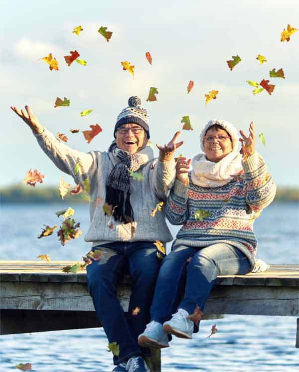 buntes Herbstlaub werfen, Senioren am Steg